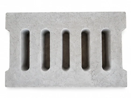 Grelha de concreto com cinco aberturas alongadas